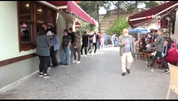 Bursa'da tarihi fırınlarda simit kuyruğu bitmiyor!