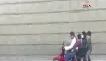 Bursa'da motosiklet üzerinde 5 kişiyle tehlikeli yolculuk