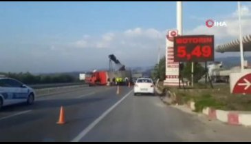 Bursa-İzmir yolunda tır yan yattı!