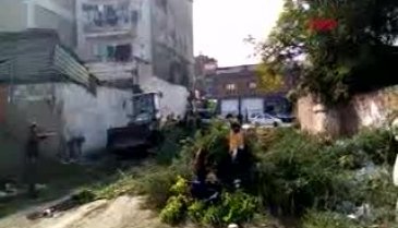 Bursa'da otların arasında uyuyan alkollüyü fark etmediler, üzerine kepçeyle toprak attılar
