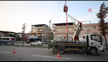 Bursa'da sokak lambaları pembe yandı