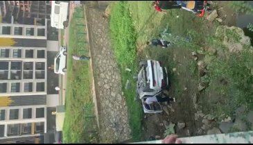 Bursa'da otomobil dereye uçtu, yabancı uyruklu 2 kadın yara almadan kurtuldu