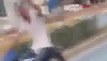 Kasksız motosikletli, elinde içki dolu bardakla seyretti
