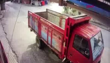 Bursa'da el freni çekilmeyen kamyonetin evin duvarına çarpma anı kamerada