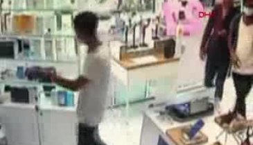 Bursa'da, cep telefonunu hırsızlığı kamerada