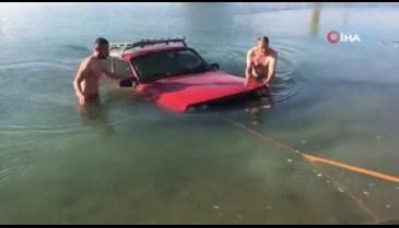 El freni çekilmeyen otomobil gölete uçtu