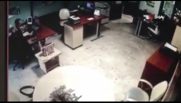 İzmir'de meydana gelen deprem güvenlik kamerasında