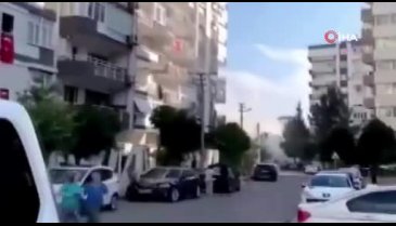 Depremde binanın yıkılma anı kamerada