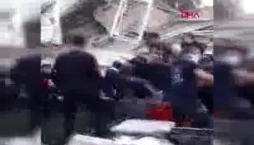 Depremde yıkılan binanın enkazından bir kişi çıkarıldı
