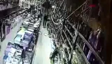 Bursa'da deprem sırasında vatandaşların kaçış anı kamerada - 2