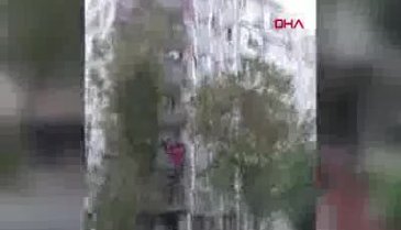 Depremde 7 katlı binanın çökme anı kamerada
