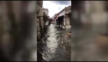 Deprem sonrası seli görüntülerken babaannesinin cesediyle karşılaştı
