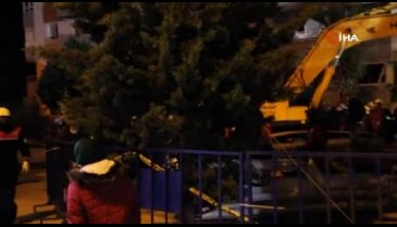 Depremden 15 saat sonra enkazdan kurtarıldı