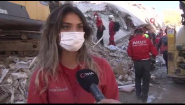 Enkazdan kurtarılan İnci: Abla çok korkuyorum, elimi tutar mısın