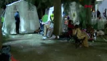 Çadırda ikinci gecelerini geçiren depremzedeler, battaniyelerle ısınmaya çalıştı