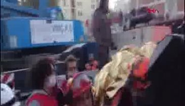 3 yaşındaki Elif, 65 saat sonra enkazdan sağ çıkarıldı
