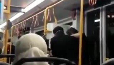 Bursa'da metroda "neden sarılıyorsun" kavgası