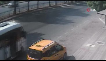 Üst geçidi kullanmayan yaşlı kadın minibüsün altında kaldı