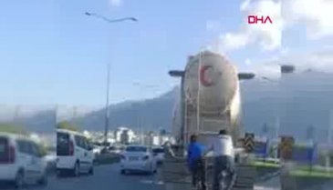 Bursa'da beton mikserinin arkasında tehlikeli yolculuk
