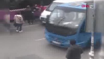 Sopalı yol verme kavgası kamerada