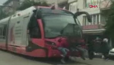Bursa'da 3 çocuktan tramvayda tehlikeli yolculuk