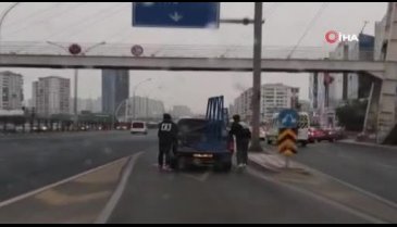 Patenle yağışlı havada tehlikeli yolculuk