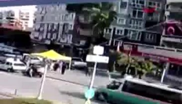 İzmir depreminde, Rıza Bey Apartmanı'nın çökme anı ortaya çıktı