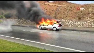 Seyir halindeki otomobil alev alev yandı
