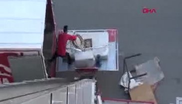 Evleri zarar gören depremzedeler taşınıyor