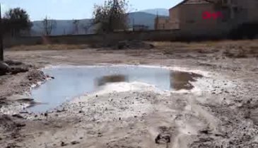 İzmir'de depremin ardından iki ayrı noktada yer altından sıcak su çıkmaya başladı