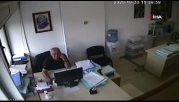 Bina beşik gibi sallandı, o telefonla konuşmaya devam etti...Deprem anı kamerada