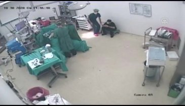 Depreme ameliyat yaparken yakalandılar