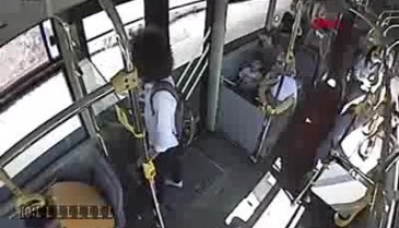 Polisin kalp krizi geçiren yolcuyu kurtarma çabası kamerada