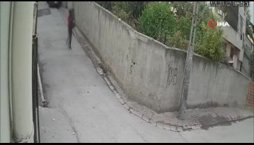 Çaldığı televizyonu başında taşıdı