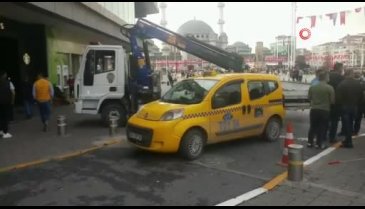 İstanbul Taksim'de ilginç kaza panik oluşturdu