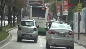 Bursa'da bir eliyle direksiyonu diğer eliyle otomobilinin üstündeki suntayı tutan sürücüye ceza