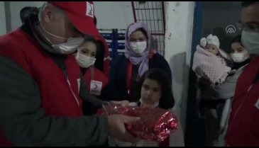 Bursa'da 7 yaşındaki Erva doğum günü hediyesini depremin sembolü Ayda'ya gönderdi