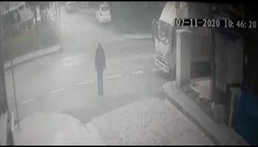 TIR yaşlı adamı altına alıp sürükledi