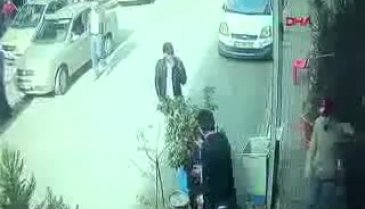 Kamyonetin açık unutulan kasa kapağı, sokakta yürüyen kişiye çarptı
