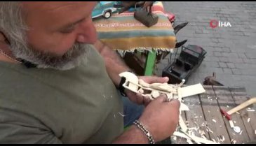Bursalı usta, odunları çakıyla otomobile çeviriyor