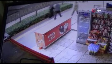 Tepki çeken görüntü! Yüzüne hapşırıp yoluna devam etti