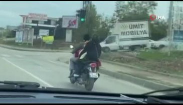Bursa'da bir motosiklette 4 kişinin tehlikeli yolculuğu