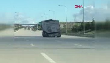 Bursa'da dorsesi yan yatmış TIR'ın tehlikeli yolculuğu kamerada