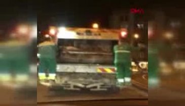 Bursa'da çöp kamyonundaki temizlik işçilerinin dansı kamerada