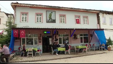 Bursa'da Atatürk posterleriyle donatılan kahvehanede saatler her zaman 9'u 5 geçiyor
