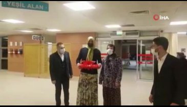 Bursa'da kadın kıyafetleri giydirilen damat sağlık çalışanlarına baklava ikram etti