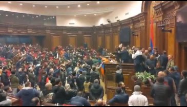 Ermenistan'da Paşinyan protestoları! Hükümet binasına girdiler