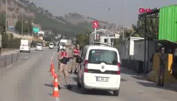 İnanılmaz görüntü! Kontrol noktasından geçerken tabanca gösterdi