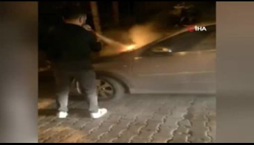 İstanbul Beşiktaş'ta yanan araca söndürme tüpüyle müdahale kamerada