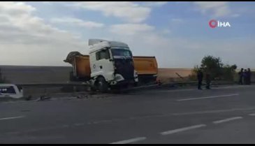 Kontrolden çıkan tır bariyerlere çarparak durabildi